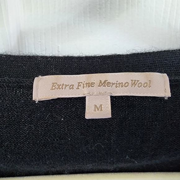 Extra Fine Merino Wool V neck Lightweight Black Pullover XS despite label - Picture 3 of 7